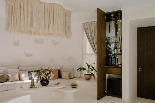 图卢姆Hotel Milam的白色的客厅配有沙发和桌子