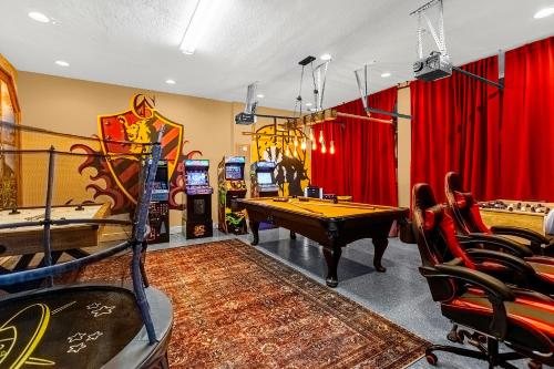 基西米Elegant Disney Vacation Home on Reunion Resort的游戏室设有乒乓球桌和游戏机
