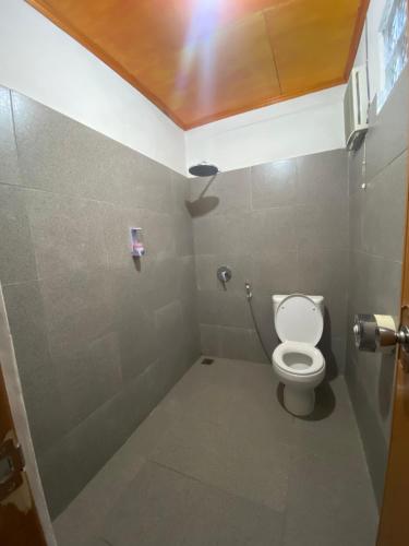 图克图克Vandu's View Guest house & Restaurant的一间带卫生间和木制天花板的浴室