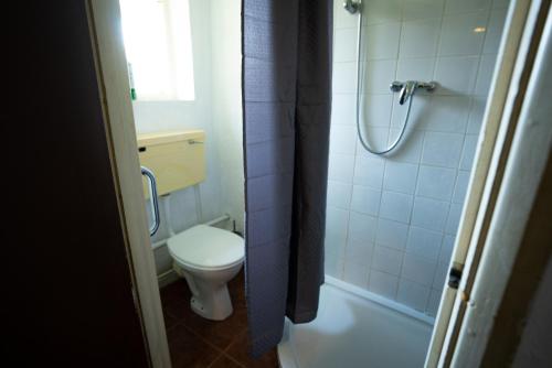 Trimley HeathSevenoaks Guest House的一间带卫生间和淋浴的浴室
