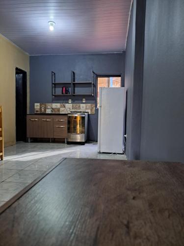 埃斯特城蜂鸟旅馆的一间空厨房,里面装有冰箱