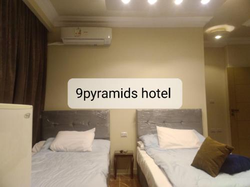 开罗9pyramids hotel的健身房酒店客房的两张床