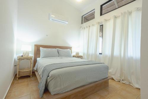圣斐利-银港Surf Salvacion的白色的卧室设有床和窗户