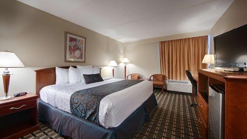 夏洛特Best Western Lower South End的酒店客房设有一张大床和一台电视。