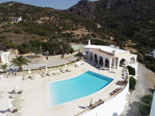 卡普萨利奥埃尔索尔酒店的享有带游泳池的度假村的空中景致
