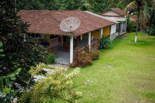 Sertão do TaquariPousada cachoeira de Paraty的前面有大院子的房子