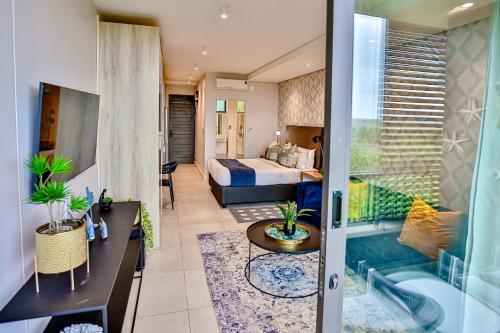 巴利托Zimbali Lakes Resort, Boulevard Suite, Ballito的酒店客房配有一张特大号床和一间浴室。