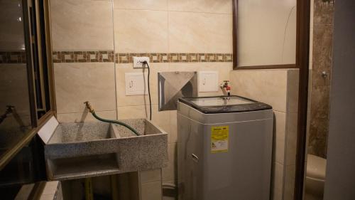 波哥大Encantador cómodo y confortable.的一间带水槽和洗衣机的浴室