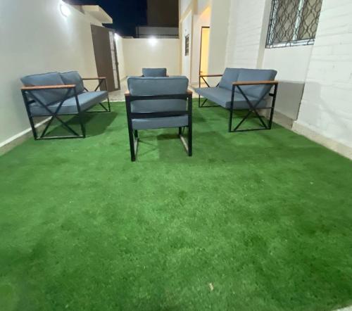 赖斯الرس的一组椅子坐在绿色的地板上