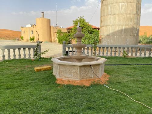 Az Zulfiمنتجع زومة بالزلفي的 ⁇ 附近的草地上的喷泉