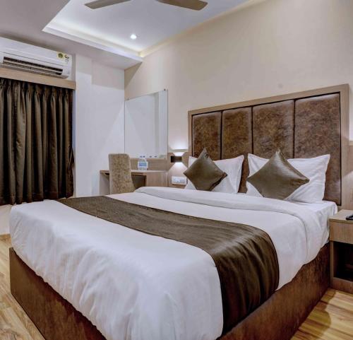 孟买Atithi Int'l-International Airport的一间酒店客房,房内配有一张大床