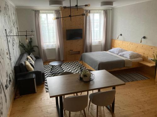 赫鲁迪姆Apartmány Štěpánkova 85的一间卧室配有一张床、一张桌子和一张沙发