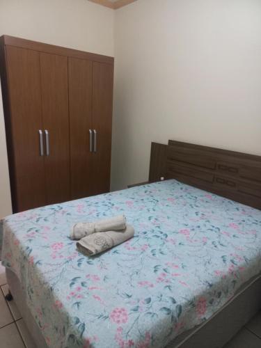 阿拉沙Flat MP Pluma的一间卧室配有一张床,上面有两条毛巾