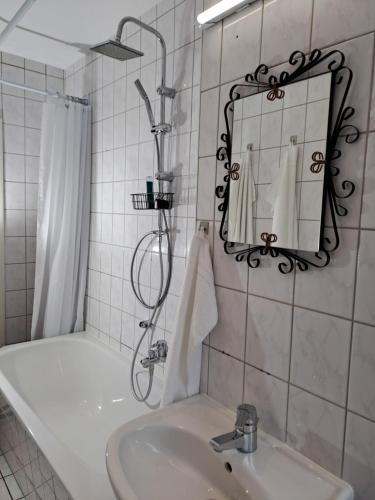 MuldensteinBurgK59, 3 BR, 6 Beds, TV, Kitchen and Bath的带淋浴、盥洗盆和镜子的浴室