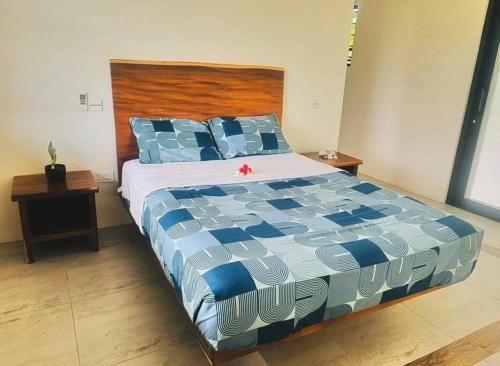 太平洋港Harmonious Bella Villa的卧室内的一张带蓝色和白色棉被的床