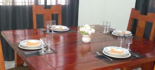 哈拉瓦科阿Maria e Nicola的一张木桌,上面放着食物盘