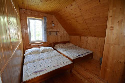 波别罗沃Domyletnie Pobierowo Duży dom 140m2 z działką的木间设有两张床,设有窗户