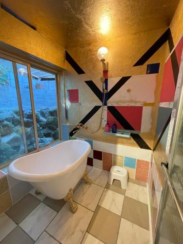 热海XXUFO的一间带大浴缸和窗户的浴室
