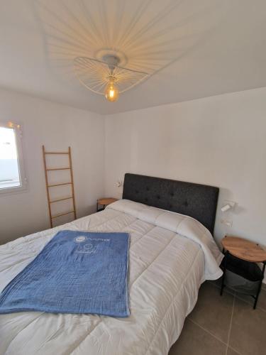 卡勒达德福斯特Hoy Caleta Apartments的一间卧室配有一张带蓝色毛巾的床