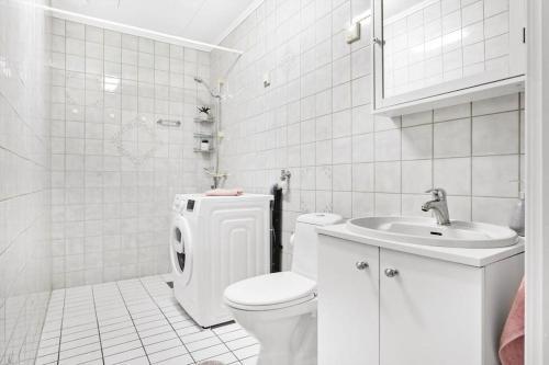 EidsvollCozy and central home near Oslo Gardermoen Airport的白色的浴室设有卫生间和水槽。