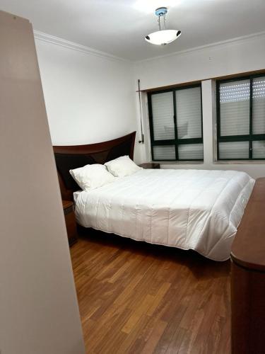 BelasBismarke House的卧室配有白色的床和2扇窗户。