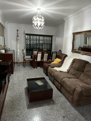 BelasBismarke House的客厅配有沙发和桌子