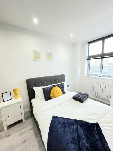 莱斯特Leicester City Centre Flat的卧室设有2张床和白色的墙壁。