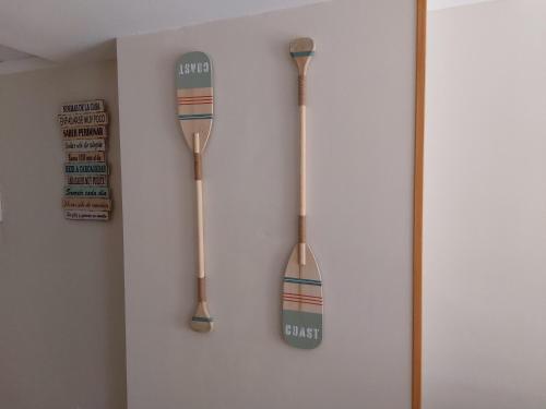 奥罗佩萨德尔马Apartamento Neptuno Sunrise Magic World的墙上挂着两个木勺的墙