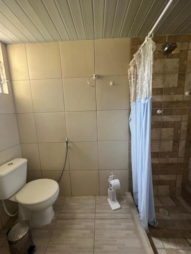 嘎林海斯港Charmante Maison dans residence Privé Tropicaliente prés de Porto de Galinhas的一间带卫生间和淋浴的浴室