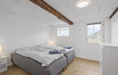 里伯Stunning Home In Ribe With Wi-fi的一间卧室设有一张床和一个窗口