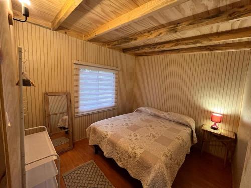 FreireCabañas Los Maitenes的一间小卧室,配有床和窗户
