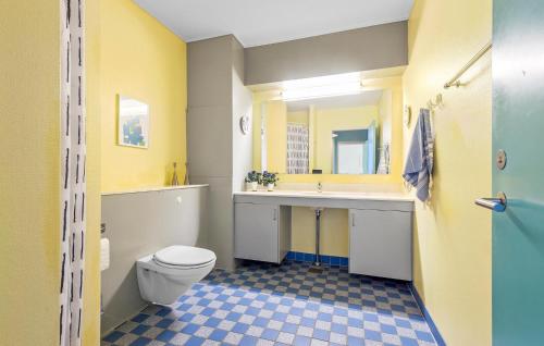 凡岛Beautiful Apartment In Fan With House A Panoramic View的黄色的浴室设有卫生间和水槽