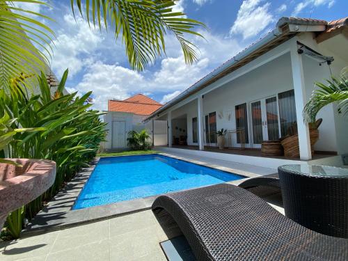 坎古The Jangkar Canggu Guesthouse & Villa的一座房子后院的游泳池