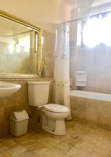 库塔Turtledove Guesthouse的浴室配有卫生间、盥洗盆和浴缸。