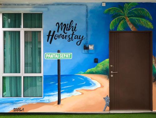 关丹MIHI Homestay Pantai Sepat的一面墙上挂着海滩壁画和棕榈树