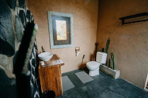 SilebengRavelyn House的一间带水槽和卫生间的浴室