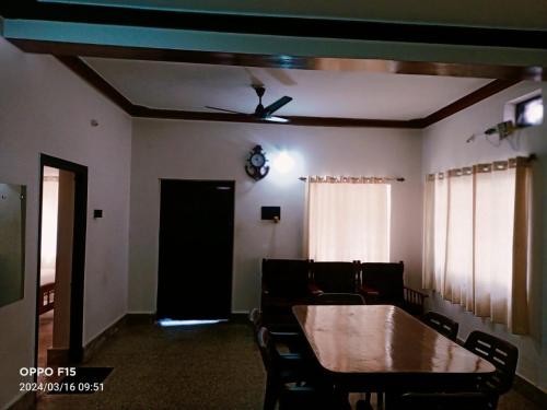 马迪凯里Streaming Valley Coffee Estate Stay的配有桌椅和天花板的客房