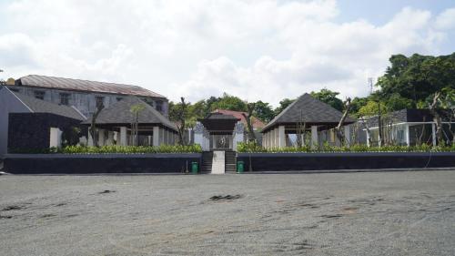 BanjarbaruNamira Paradise Garden的街道中央有纪念碑的房子