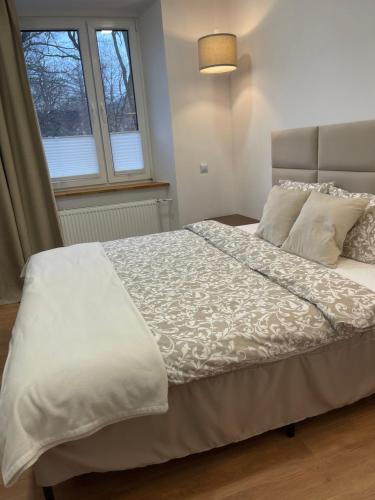 斯托尼拉斯奇4 Seasons I的卧室配有白色的床和窗户