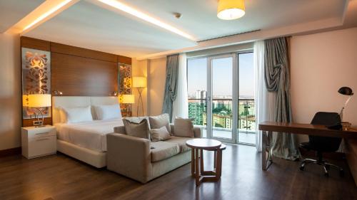 安卡拉安卡拉假日酒店 - 楚库兰巴尔的酒店客房,配有床和沙发
