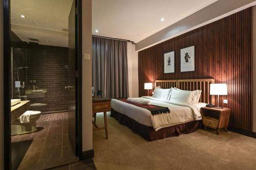 马六甲1825格乐瑞酒店的一间酒店客房 - 带一张床和一间浴室