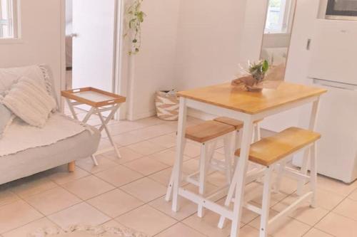 黄金海岸Entire Guest Suite - Close to Beach - Pets Welcome的厨房配有桌椅和沙发。