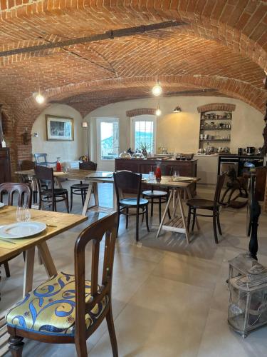 蒙基耶罗Antica Cascina Pilo的用餐室配有木桌和椅子