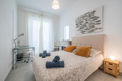 尼斯Stunning flat by the beach, Carre d'or-Negresco的一间卧室设有一张大床和一张玻璃桌