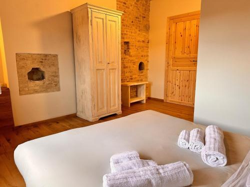 SaludecioB&B Villa Arcadia的一间卧室配有带毛巾的床