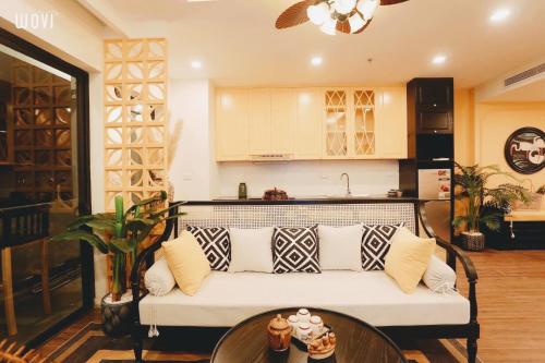 归仁Wins House - FLC Sea Tower Quy Nhơn的带沙发的客厅和厨房
