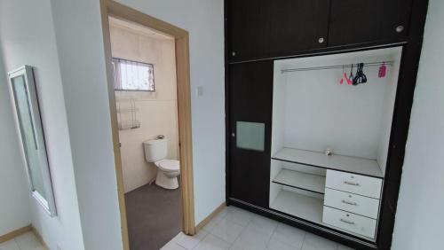 加影Eing's Homestay - Muslim And Mahram Only的一间带黑色橱柜和卫生间的浴室
