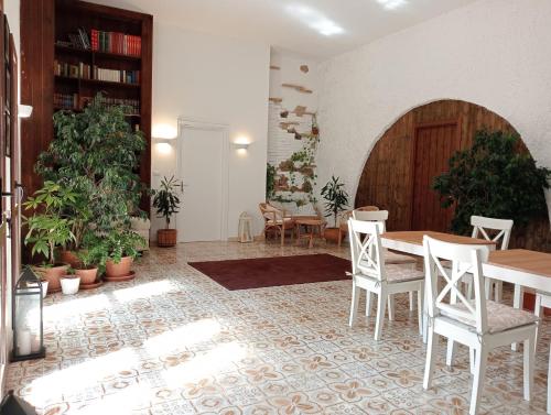 朱尔迪尼亚诺Gli Archi Country Home的用餐室配有桌椅和植物