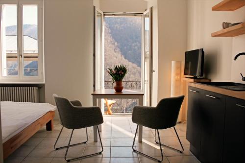RussoCasa Gialla的一间卧室配有一张床、两把椅子和一个窗户