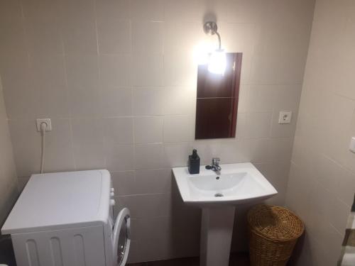 多列毛利诺斯Apartamento en el centro de Torremolinos的浴室配有水槽、卫生间和灯具。